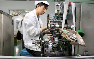 電機産業全体に勢いがみられない(広東省東莞市のリチウムイオン電池工場、2018年10月)=ロイター 電機産業全体に勢いがみられない(広東省東莞市のリチウムイオン電池工場、2018年10月)=ロイター