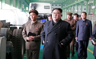 ミサイルが組み立てられた疑いのあるトラック工場を視察する金正恩氏=朝鮮中央通信・ロイター