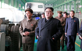 ミサイルが組み立てられた疑いのあるトラック工場を視察する金正恩氏=朝鮮中央通信・ロイター ミサイルが組み立てられた疑いのあるトラック工場を視察する金正恩氏=朝鮮中央通信・ロイター