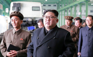 ミサイルが組み立てられた疑いのあるトラック工場を視察する金正恩氏=朝鮮中央通信・ロイター ミサイルが組み立てられた疑いのあるトラック工場を視察する金正恩氏=朝鮮中央通信・ロイター