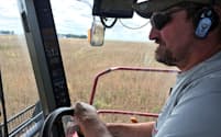 大豆を収穫する米アイオワ州の農家