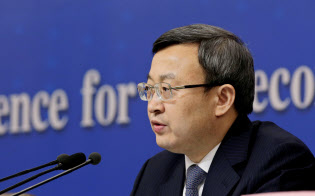 北京市内で記者会見に臨む中国商務省の王受文次官=ロイター 北京市内で記者会見に臨む中国商務省の王受文次官=ロイター