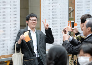 東大が3千人の合格発表 本郷キャンパスに歓声 日本経済新聞