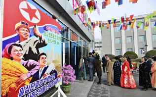 北朝鮮の最高人民会議の代議員選挙で投票所に並ぶ市民(10日、平壌)=共同 北朝鮮の最高人民会議の代議員選挙で投票所に並ぶ市民(10日、平壌)=共同