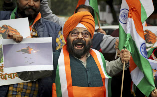インド国内では反パキスタン感情が高まっている(2月26日、ニューデリーで反パキスタンのスローガンを叫ぶデモ参加者)=AP インド国内では反パキスタン感情が高まっている(2月26日、ニューデリーで反パキスタンのスローガンを叫ぶデモ参加者)=AP