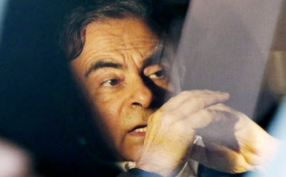 弁護人事務所が入るビルを車で出る日産自動車の元会長カルロス・ゴーン被告(6日、東京都千代田区)=共同 弁護人事務所が入るビルを車で出る日産自動車の元会長カルロス・ゴーン被告(6日、東京都千代田区)=共同