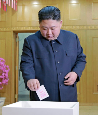 北朝鮮・最高人民会議の代議員選挙で投票する金正恩氏(10日、平壌)=朝鮮中央通信・共同 北朝鮮・最高人民会議の代議員選挙で投票する金正恩氏(10日、平壌)=朝鮮中央通信・共同