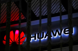 米国は同盟国にファーウェイ排除を迫っている=AP 米国は同盟国にファーウェイ排除を迫っている=AP