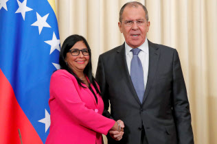 支援を求めるため、ロシアのラブロフ外相(右)と会談するベネズエラのロドリゲス副大統領(1日、モスクワ)=ロイター 支援を求めるため、ロシアのラブロフ外相(右)と会談するベネズエラのロドリゲス副大統領(1日、モスクワ)=ロイター