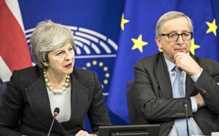 11日の協議後に記者会見したメイ英首相(左)とユンケル欧州委員長(フランス)=AP 11日の協議後に記者会見したメイ英首相(左)とユンケル欧州委員長(フランス)=AP