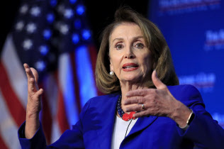 米民主党のペロシ下院議長は大統領弾劾のタイミングを見極める姿勢だ=AP 米民主党のペロシ下院議長は大統領弾劾のタイミングを見極める姿勢だ=AP