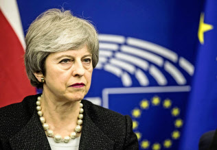 採決前夜の記者会見でメイ英首相は厳しい表情を崩さなかった(11日、仏ストラスブール)=AP 採決前夜の記者会見でメイ英首相は厳しい表情を崩さなかった(11日、仏ストラスブール)=AP