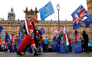 ロンドンの国会議事堂前に集まった人たち(12日)=ロイター ロンドンの国会議事堂前に集まった人たち(12日)=ロイター