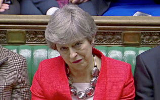 英議会下院に出席したメイ首相(12日)=ロイター 英議会下院に出席したメイ首相(12日)=ロイター