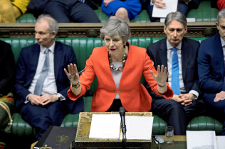 EU離脱の混迷を打開できないメイ首相(12日、英議会)=ロイター EU離脱の混迷を打開できないメイ首相(12日、英議会)=ロイター