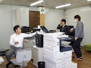 「復興商店街」で業務を始めた保険代理店(14日午前、岡山県倉敷市真備町地区)=共同 「復興商店街」で業務を始めた保険代理店(14日午前、岡山県倉敷市真備町地区)=共同