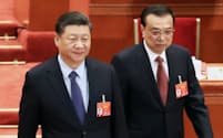 全人代の閉幕式に臨む習近平国家主席（左）と李克強首相（15日、北京）=横沢太郎撮影