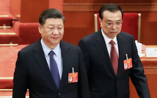 全人代閉幕式に臨む習近平国家主席（左）と李克強首相（15日、北京）=横沢太郎撮影