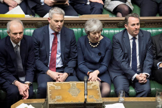 14日、英下院での討論に出席するメイ首相(右から2人目)=ロンドン(ロイター=共同) 14日、英下院での討論に出席するメイ首相(右から2人目)=ロンドン(ロイター=共同)