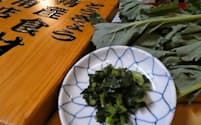 ノラボウ菜の塩漬けはシャキシャキした食感と濃い緑色の見た目が楽しめる（東京都中央区の天ぷら料理店「てん茂」で）