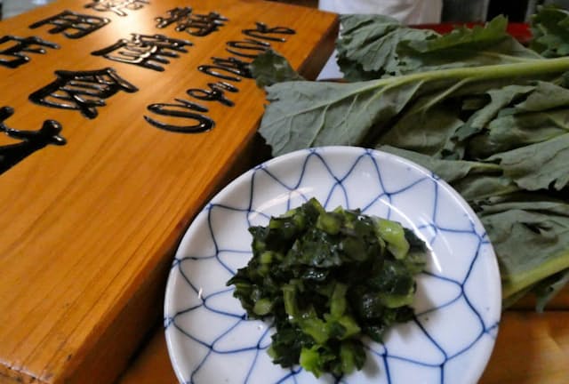 ノラボウ菜の塩漬けはシャキシャキした食感と濃い緑色の見た目が楽しめる（東京都中央区の天ぷら料理店「てん茂」で）