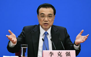 中国全人代が閉幕し、記者会見する李首相(15日、北京の人民大会堂)=共同 中国全人代が閉幕し、記者会見する李首相(15日、北京の人民大会堂)=共同
