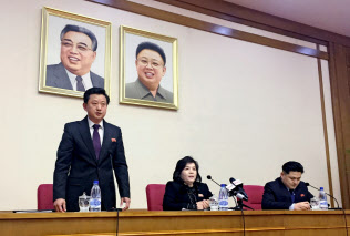 記者会見する北朝鮮の崔善姫外務次官(中)(15日、平壌)=AP 記者会見する北朝鮮の崔善姫外務次官(中)(15日、平壌)=AP