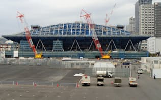 臨海副都心では今、五輪の競技施設の建設が進む（有明体操競技場）
