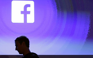 NZの銃乱射事件はフェイスブックを通じて「生中継」されていた=AP NZの銃乱射事件はフェイスブックを通じて「生中継」されていた=AP