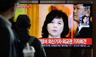 北朝鮮の外務次官の発言を伝えるニュースをみるソウル市民=AP 北朝鮮の外務次官の発言を伝えるニュースをみるソウル市民=AP