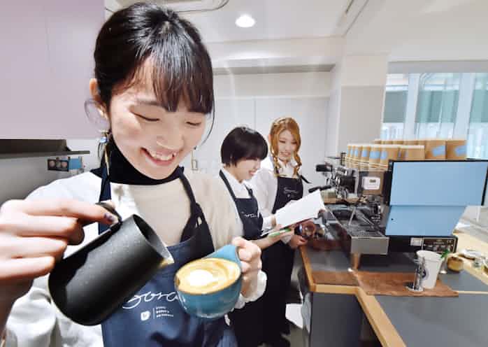 図書館で本格ラテアート 京都女子大 キャンパス新景 日本経済新聞