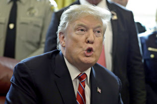 トランプ米大統領は雇用改善を政権の成果とアピールしてきた(15日、ワシントン)=AP トランプ米大統領は雇用改善を政権の成果とアピールしてきた(15日、ワシントン)=AP