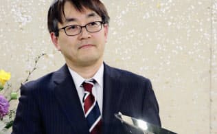 将棋の第68回NHK杯戦で7年ぶり11回目の優勝を果たした羽生善治九段(東京都渋谷区のNHK)=共同 将棋の第68回NHK杯戦で7年ぶり11回目の優勝を果たした羽生善治九段(東京都渋谷区のNHK)=共同