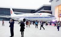 2018年12月、中国国際航空に初めて納品されるボーイング737MAXを浙江省のボーイングの拠点で見学する招待客たち=ロイター