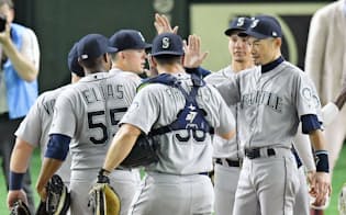 17日、巨人戦に勝利し、イチロー(右端)はナインを迎えた=共同