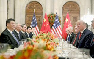 米中首脳会談は18年12月を最後に開かれていない(ブエノスアイレスで会った両国首脳)=AP 米中首脳会談は18年12月を最後に開かれていない(ブエノスアイレスで会った両国首脳)=AP