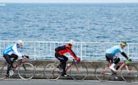 「泉州サイクルルート」の海浜ルートを走るサイクリスト（17日、大阪府岬町）
