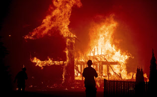 米PG&Eは大気の乾燥で拡大したとされる山火事で経営破綻に追い込まれた(米カリフォルニア州=AP) 米PG&Eは大気の乾燥で拡大したとされる山火事で経営破綻に追い込まれた(米カリフォルニア州=AP)