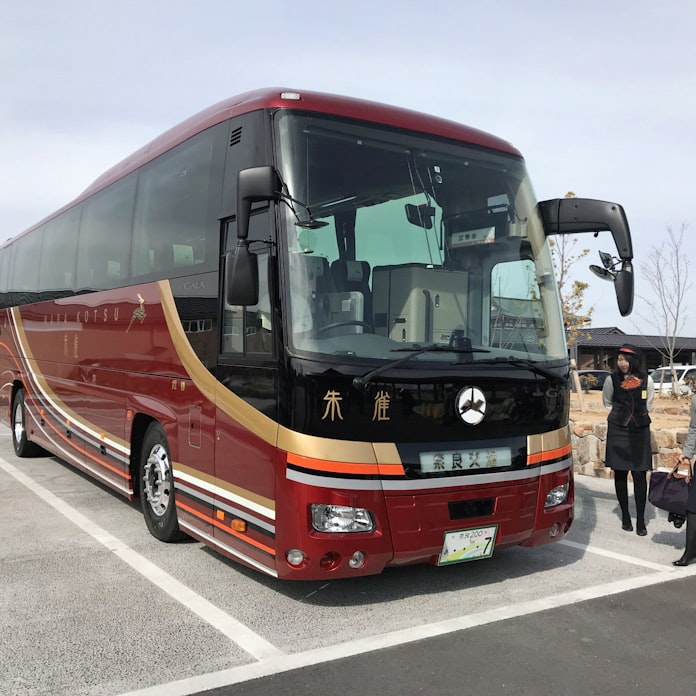 ワンランク上の観光バス 奈良交通 朱雀 を公開 日本経済新聞