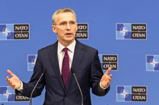 記者会見するストルテンベルグNATO事務総長(14日、ブリュッセル)=AP 記者会見するストルテンベルグNATO事務総長(14日、ブリュッセル)=AP