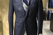 【写真1】L.B.M1911のスーツ。濃紺無地。価格は8万5320円