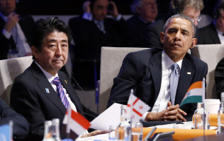 2014年3のオランダで開かれた核セキュリティサミットに出席した安倍首相(左) 2014年3のオランダで開かれた核セキュリティサミットに出席した安倍首相(左)