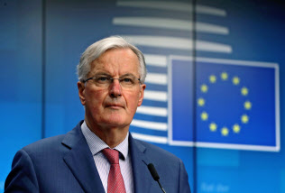 記者会見するEUのバルニエ首席交渉官(19日、ブリュッセル)=ロイター通信 記者会見するEUのバルニエ首席交渉官(19日、ブリュッセル)=ロイター通信