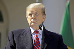 トランプ米大統領は連邦最高裁の保守化を進めてきた(19日、ワシントン)=AP トランプ米大統領は連邦最高裁の保守化を進めてきた(19日、ワシントン)=AP