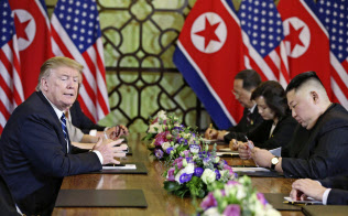 ハノイでの米朝首脳会談で、側近を加えた拡大会合に臨むトランプ米大統領(左)と北朝鮮の金正恩委員長=右(2月28日)=ロイター ハノイでの米朝首脳会談で、側近を加えた拡大会合に臨むトランプ米大統領(左)と北朝鮮の金正恩委員長=右(2月28日)=ロイター