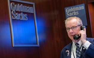 ニューヨーク証券取引所のゴールドマン・サックスのブースで働くディーラ－。同社は女性向けに1年間のディーラー研修制度を導入する=ロイター