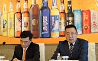 20日、香港で決算会見に臨む華潤ビールの候孝海CEO(右)