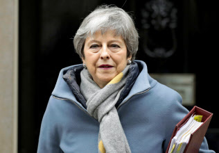 20日、議会へ向かうため官邸を出るメイ英首相(ロンドン)=AP 20日、議会へ向かうため官邸を出るメイ英首相(ロンドン)=AP