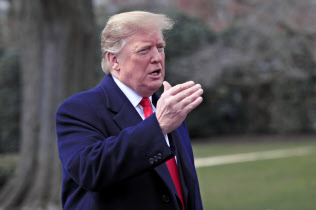 20日、ホワイトハウスで記者団の質問に答えるトランプ氏=AP 20日、ホワイトハウスで記者団の質問に答えるトランプ氏=AP