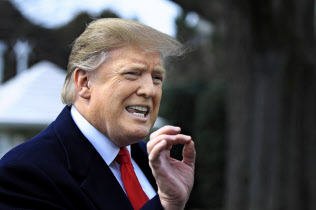 20日、トランプ米大統領はロシア疑惑の捜査を「ばかげている」と改めて非難した(ワシントン)=AP 20日、トランプ米大統領はロシア疑惑の捜査を「ばかげている」と改めて非難した(ワシントン)=AP